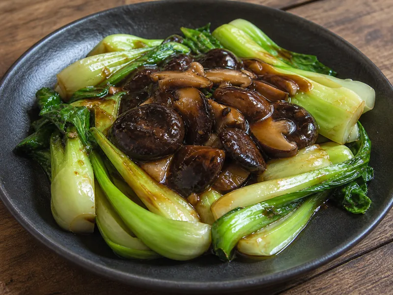 Danie Bok choy w sosie grzybowym