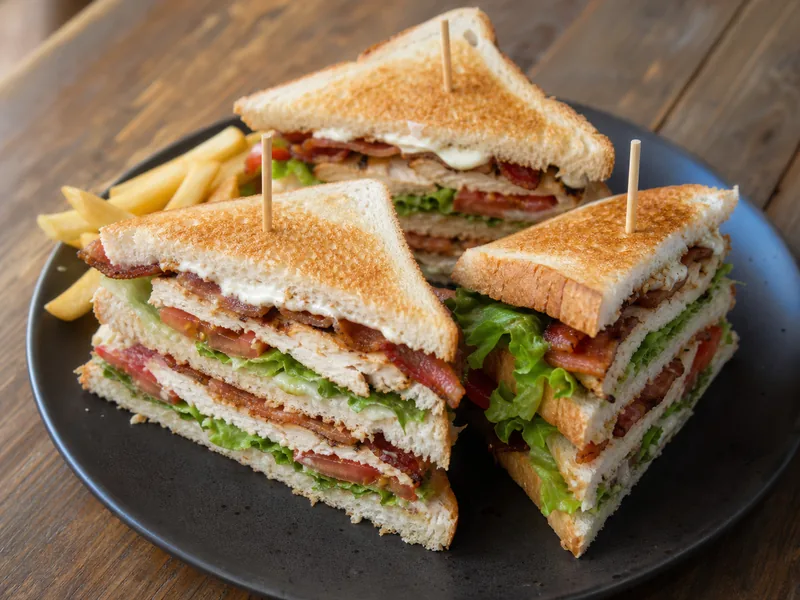 Danie Club sandwich z kurczakiem i bekonem