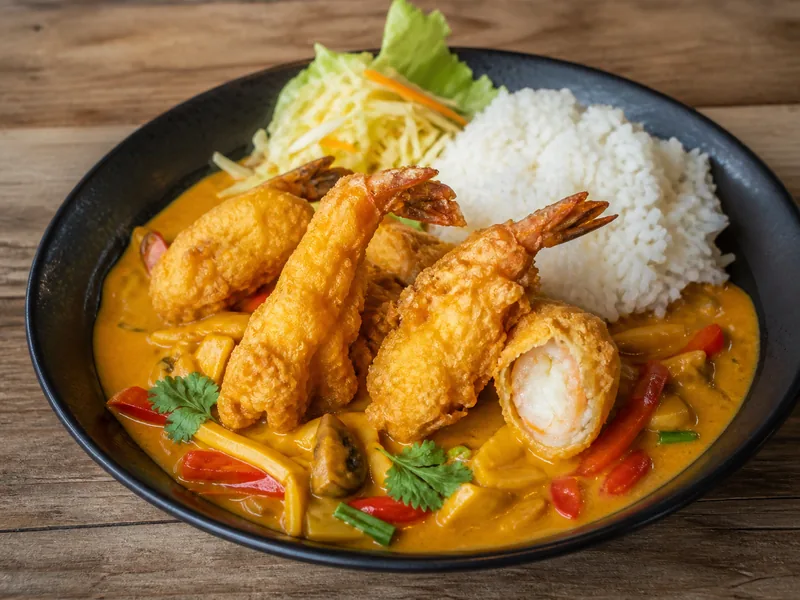 Danie Krewetki w cieście w sosie curry