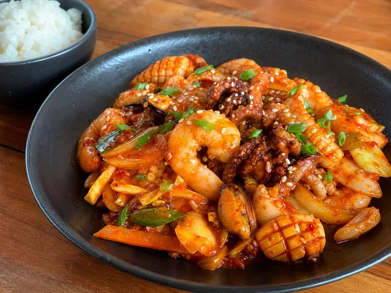Danie Owoce morza w sosie gochujang