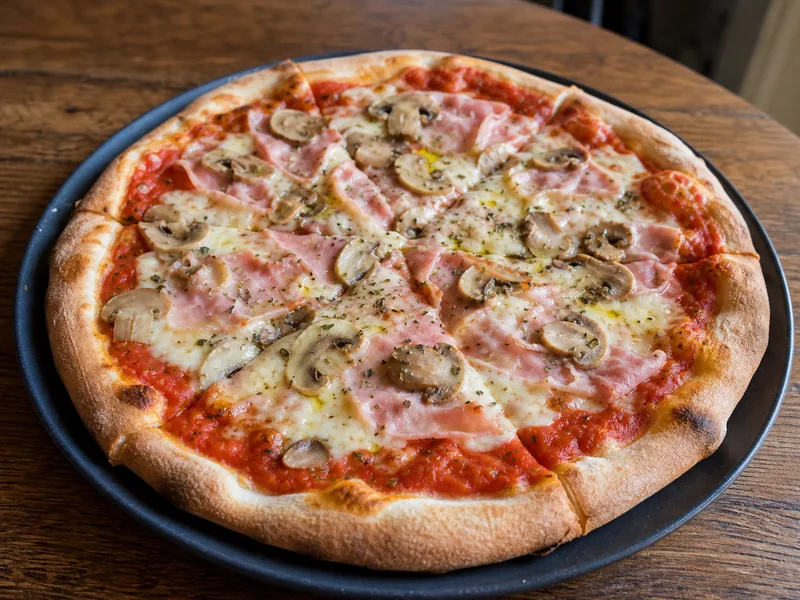Danie Pizza Szynka Pieczarki
