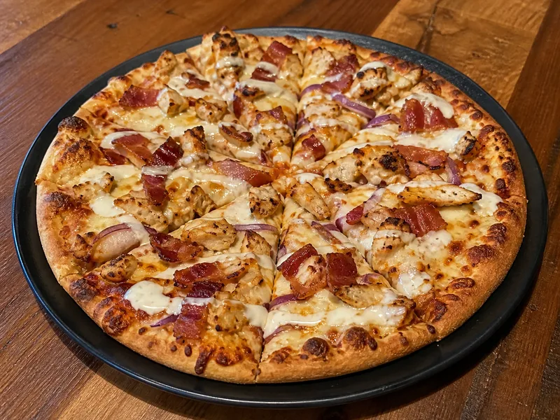 Danie Pizza z kurczakiem i boczkiem
