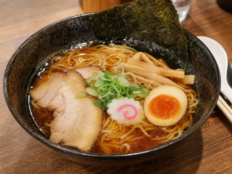Miska shoyu ramen z jasnym bulionem i bambusem.