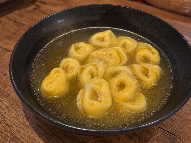 Danie Tortellini in brodo